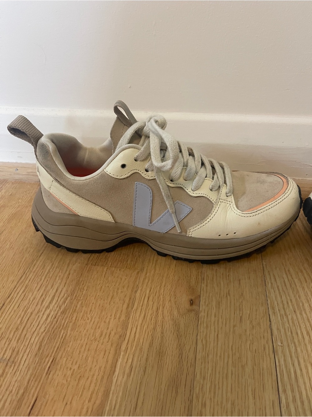 Veja Venturi Sneaker in Suede Almond - Picture 3 of 8